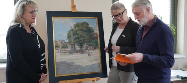 Vor Gette-Gemälde zeigt Erhard Schulz der Bürgermeisterin und Kerstin Neitzel Beitrag im Heimatheft 2013_Foto_hkxjpg quellestadtwerder