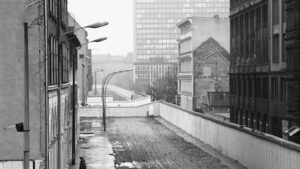 Berlin-Niederkirchnerstr-Blick Friedrichstr-CheckpointCharlie-17021990-quelle/Copyright-PotsdamMuseum