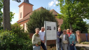 Einweihung der Infotafeln am Mittwoch an der Dorfkirche Phöben_Foto_Stadt Werder (Havel) hkx