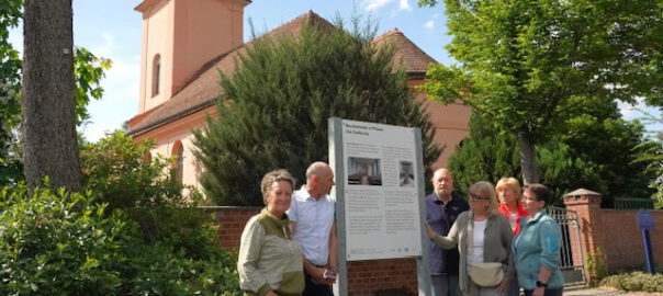 Einweihung der Infotafeln am Mittwoch an der Dorfkirche Phöben_Foto_Stadt Werder (Havel) hkx