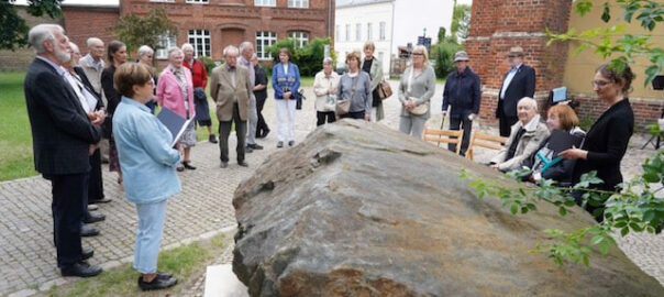 bild Gedenken am Mahnmal den Opfern von Krieg und Gewalt. Quelle Stadt Werder