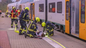 werder havel feuerwehr probt ernstfall 9. november 2024 Etwa 70 Komparsen unterstützen die Übung - ihre Verletzungen wurden geschminkt_Foto_Martin Karnbach