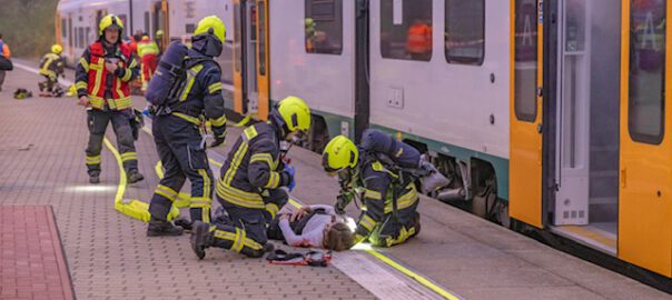 werder havel feuerwehr probt ernstfall 9. november 2024 Etwa 70 Komparsen unterstützen die Übung - ihre Verletzungen wurden geschminkt_Foto_Martin Karnbach