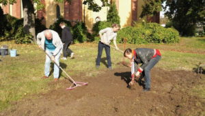 Nabu-Aktive am Freitag bei der Pflanzaktion_Foto_Stadt Werder (Havel)_hkx -min