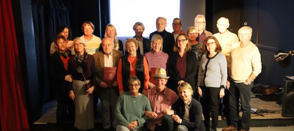 Bürgermeisterin Manuela Saß mit den Preisträgern des Gartenwettbewerbs 2024 und der Jury_Foto_Stadt Werder (Havel)_msi