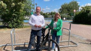 Werder Havel Christian Große Melanie Gäbler neuer Fahrradparkplatz Hartplatz Foto_Stadt Werder (Havel)