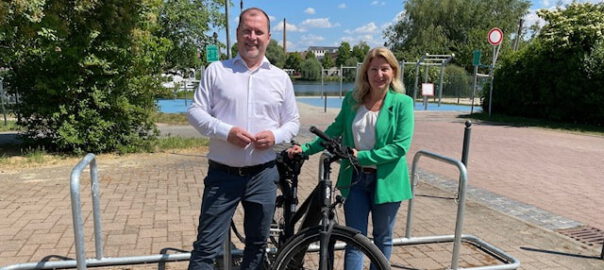 Werder Havel Christian Große Melanie Gäbler neuer Fahrradparkplatz Hartplatz Foto_Stadt Werder (Havel)