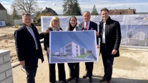 Thomas Lück, Manuela Saß, Una Räuber, Detlef Tabbert und Robin Stenmans mit Rendering des ersten Bauabschnitts_Foto_Stadt Werder Havel_hkx