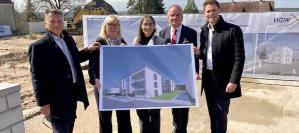 Thomas Lück, Manuela Saß, Una Räuber, Detlef Tabbert und Robin Stenmans mit Rendering des ersten Bauabschnitts_Foto_Stadt Werder Havel_hkx