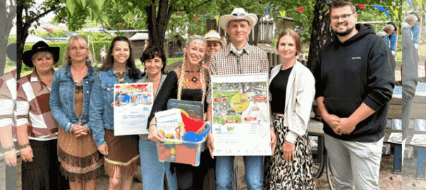 werder havel team Kita märchenwald mit Vertetern des LSB bei der Übergabe bewegungskita_Foto_Stadt Werder_sma