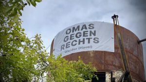 werder havel omas gegen rechts banner wasserturm bahnhof foto berndreiher werderanderhavel.de