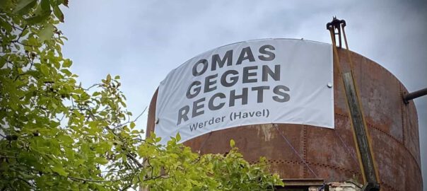 werder havel omas gegen rechts banner wasserturm bahnhof foto berndreiher werderanderhavel.de