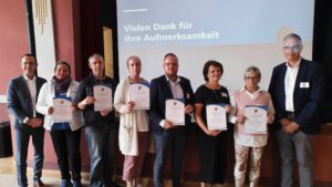 Im Bild: Landrat Köhler und Dezernent Schade gratulieren: Henriette Wieland-Knie, Alexander Bräuer, Mandy Ahlert, Stefan Schulze (vertreten durch Herrn Voigt), Sylke Paproth, Dela Schulze. Bild: Landratsamt PM, Presse