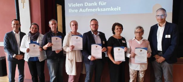Im Bild: Landrat Köhler und Dezernent Schade gratulieren: Henriette Wieland-Knie, Alexander Bräuer, Mandy Ahlert, Stefan Schulze (vertreten durch Herrn Voigt), Sylke Paproth, Dela Schulze. Bild: Landratsamt PM, Presse