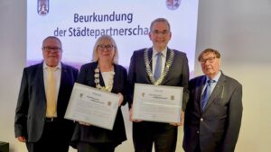 Werner Große, Manuela Saß, Stefan Rosemann, Konrad Machens mit dem Vertrag zur Städtepartnerschaft_Foto_Stadt Werder (Havel)_hkx