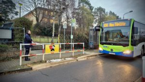 werder havel Mitarbeiter des Ordnungsamtes nimmt den Schulbus in Töplitz in Empfang. Foto Stadt Werder (Havel)_ oa