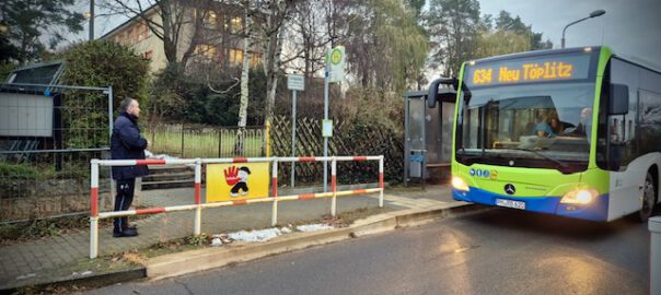 werder havel Mitarbeiter des Ordnungsamtes nimmt den Schulbus in Töplitz in Empfang. Foto Stadt Werder (Havel)_ oa