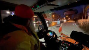 werder havel Winterdienst Bauhofmitarbeiter vor der CvO-Schule im Einsatz. Bild und Bildquelle: Stadt Werder