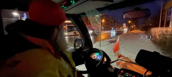 werder havel Winterdienst Bauhofmitarbeiter vor der CvO-Schule im Einsatz. Bild und Bildquelle: Stadt Werder