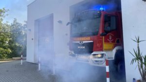 werder havel hlf 10 feuerwehr töplitz - Effektvoll verlässt das neue Fahrzeug die Fahrzeughalle_Foto_Stadt jjWerder Havel_hkx.