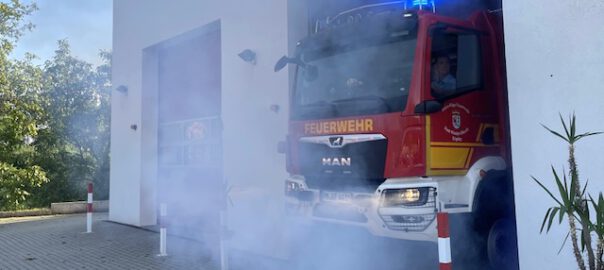 werder havel hlf 10 feuerwehr töplitz - Effektvoll verlässt das neue Fahrzeug die Fahrzeughalle_Foto_Stadt jjWerder Havel_hkx.